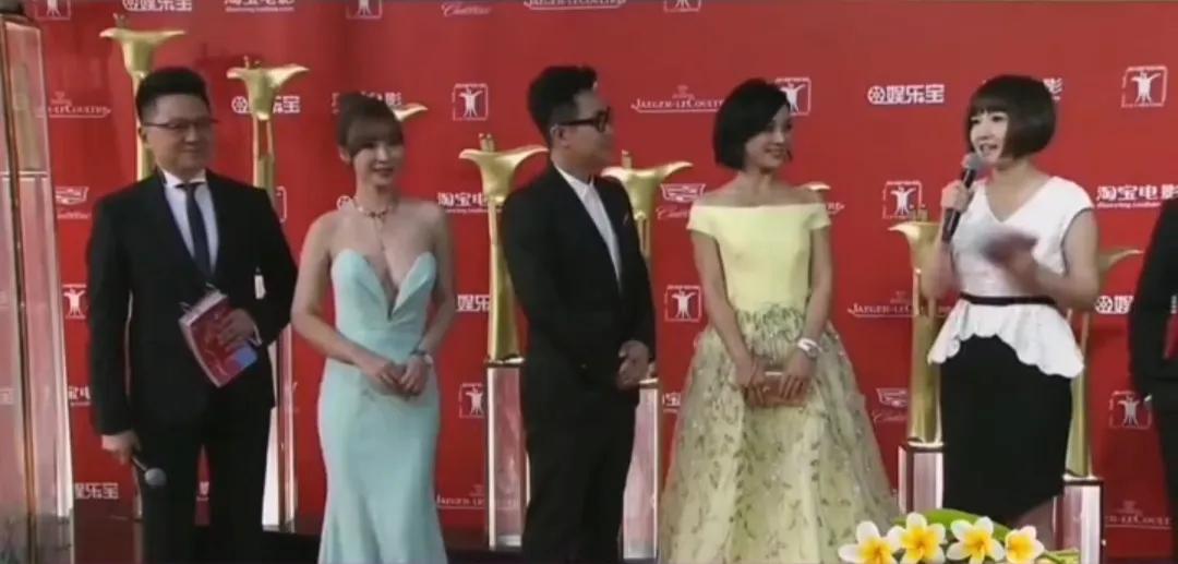 被闪光灯逼退的女星