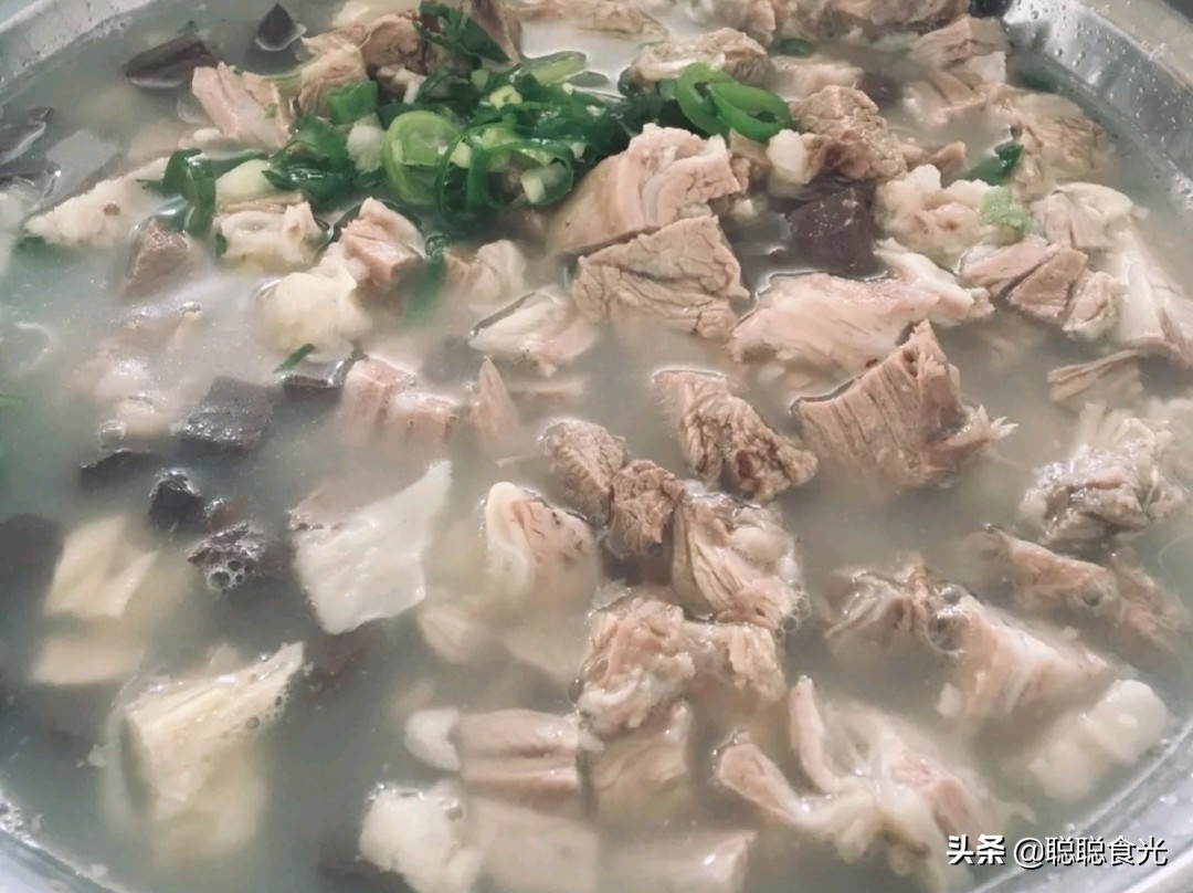 炖羊汤用料太多，难怪不好喝，记住只用3样料，汤浓肉香没膻味