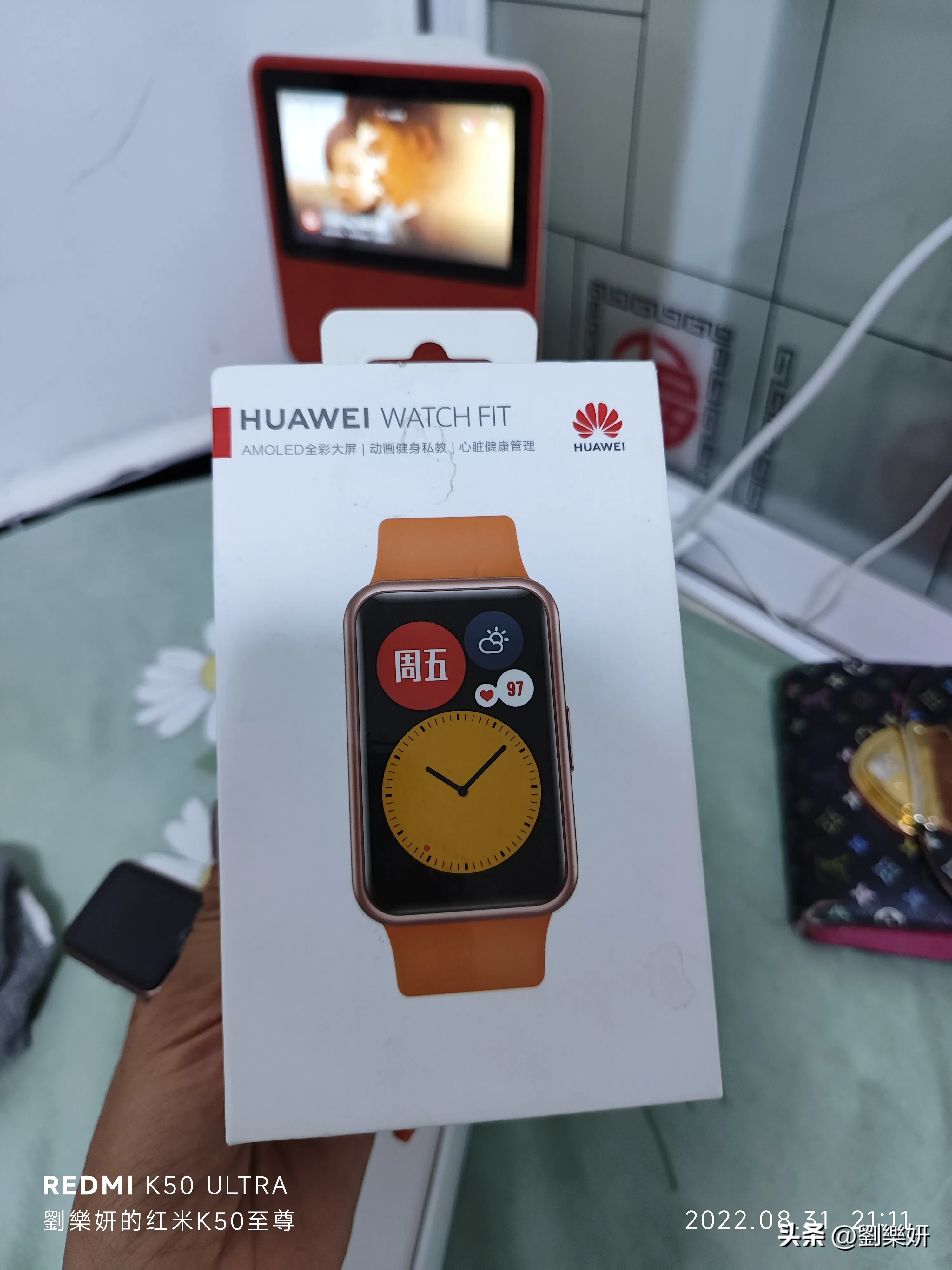 其实我是一个喜欢戴小米手环的女生，但是因为2019年去拍戏的时候