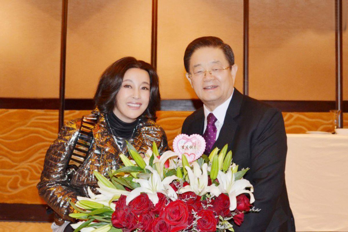 刘晓庆：四段婚姻没孩子，把外甥当儿子养了半生，晚年靠他支撑