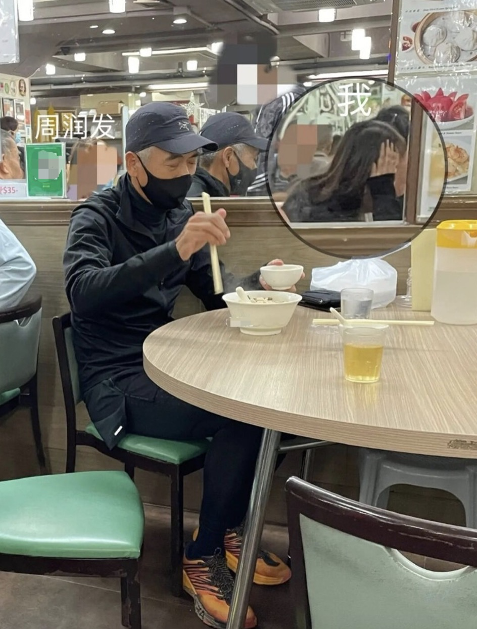 66岁周润发现身海鲜档，大方给店员红包，皱纹明显仍难掩男神气质