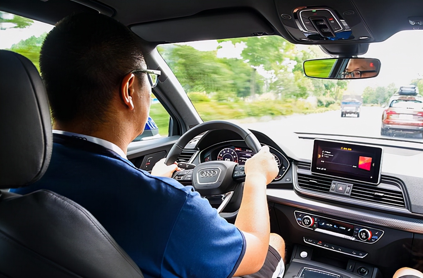 开惯了奥迪q5l,再开路虎揽胜极光l,车主:对比后发现差距明显