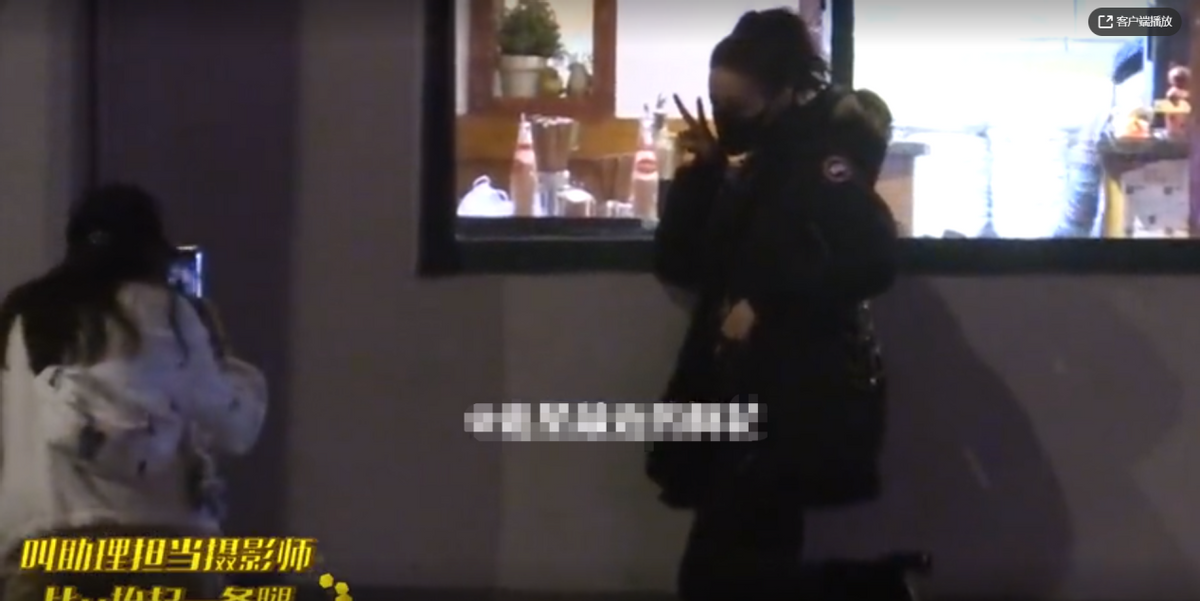 迪丽热巴深夜与助理聚餐!喝豆奶溅一身表情失控,扎丸子头好可爱