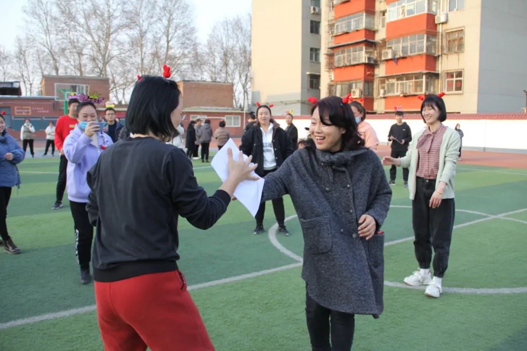欢庆女神节日 尽展巾帼风采—自由路小学举行三八妇女节趣味运动会