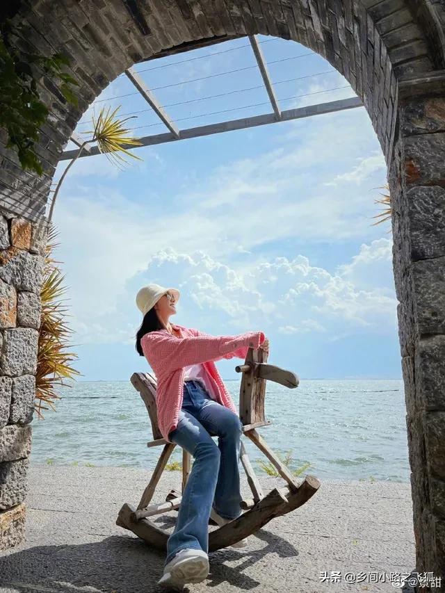 景甜置身碧海蓝天 穿粉外套撩拨长发好甜美