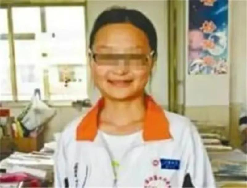 2016年，准大学生徐玉玉学费被骗后心脏骤停，公安发布A级通缉令