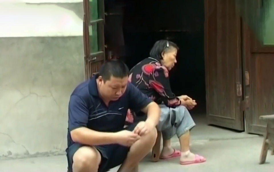 11年湖南新人欢喜结婚，喜宴数十亲朋却掩面哭泣，真实原因没想到