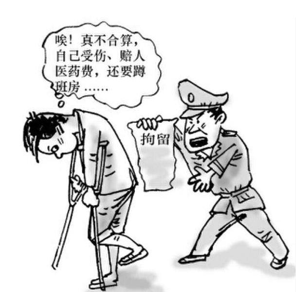 两男子纠纷后互踹电动车，见妻子出轨报警有人卖淫，理智方能避损