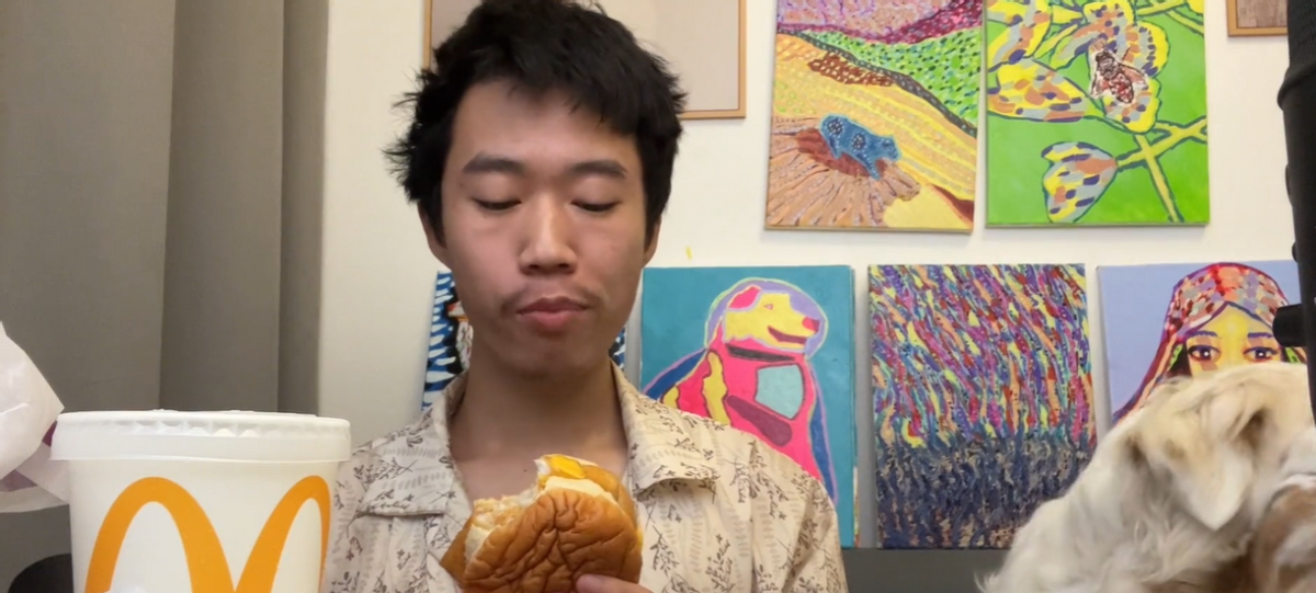 吃个桃桃后继有人，王甜心凭矫揉造作出圈，真实身份是985高材生