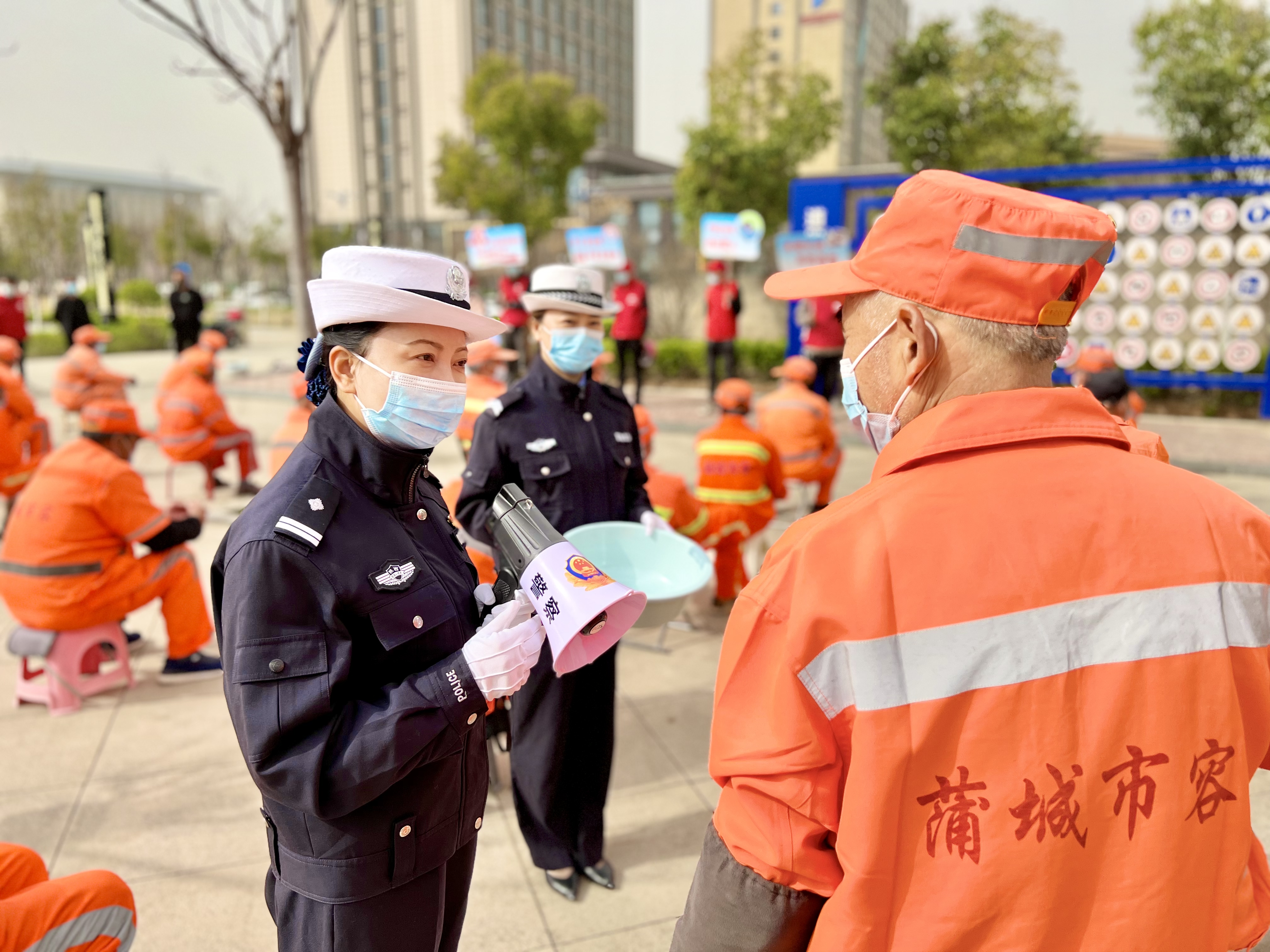 心系环卫工人 蒲城公安交警上好“交安课” 保障“橙衣天使”安全（组图）