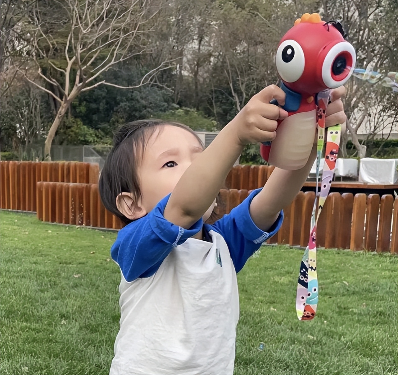 应采儿父亲晒小外孙宅家萌态，2岁hoho挥杆打高尔夫，姿势超可爱