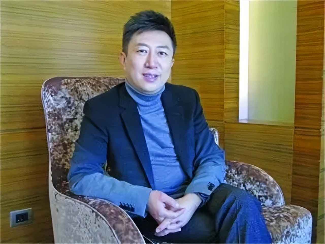 央视主持人陈伟鸿：55岁依然儒雅知性，一儿一女让人很羡慕