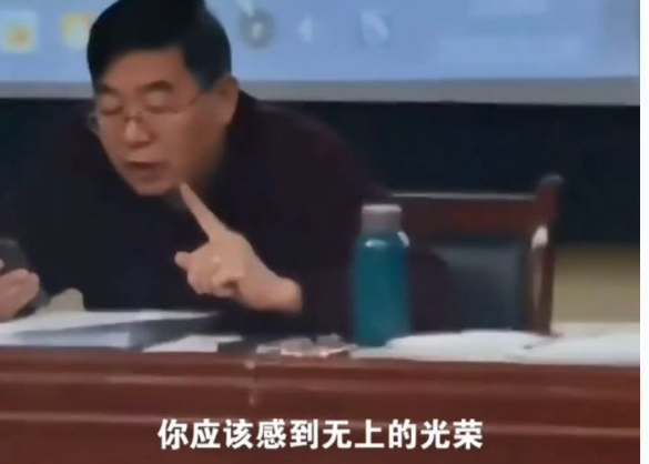 甘肃一985大学男生，翘课被老师发现，师生对话引起其他学生爆笑