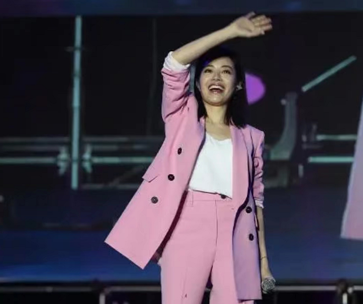 44岁徐怀钰颜值变化大，从红极一时到落魄，这位贫民天后经历了啥