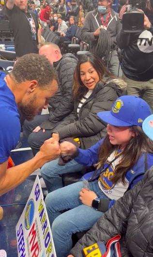 为什么nba倒了要队友拉(NBA伤员为何必须坐在场边？库里因此惹麻烦，幸亏勇士有顶级公关)