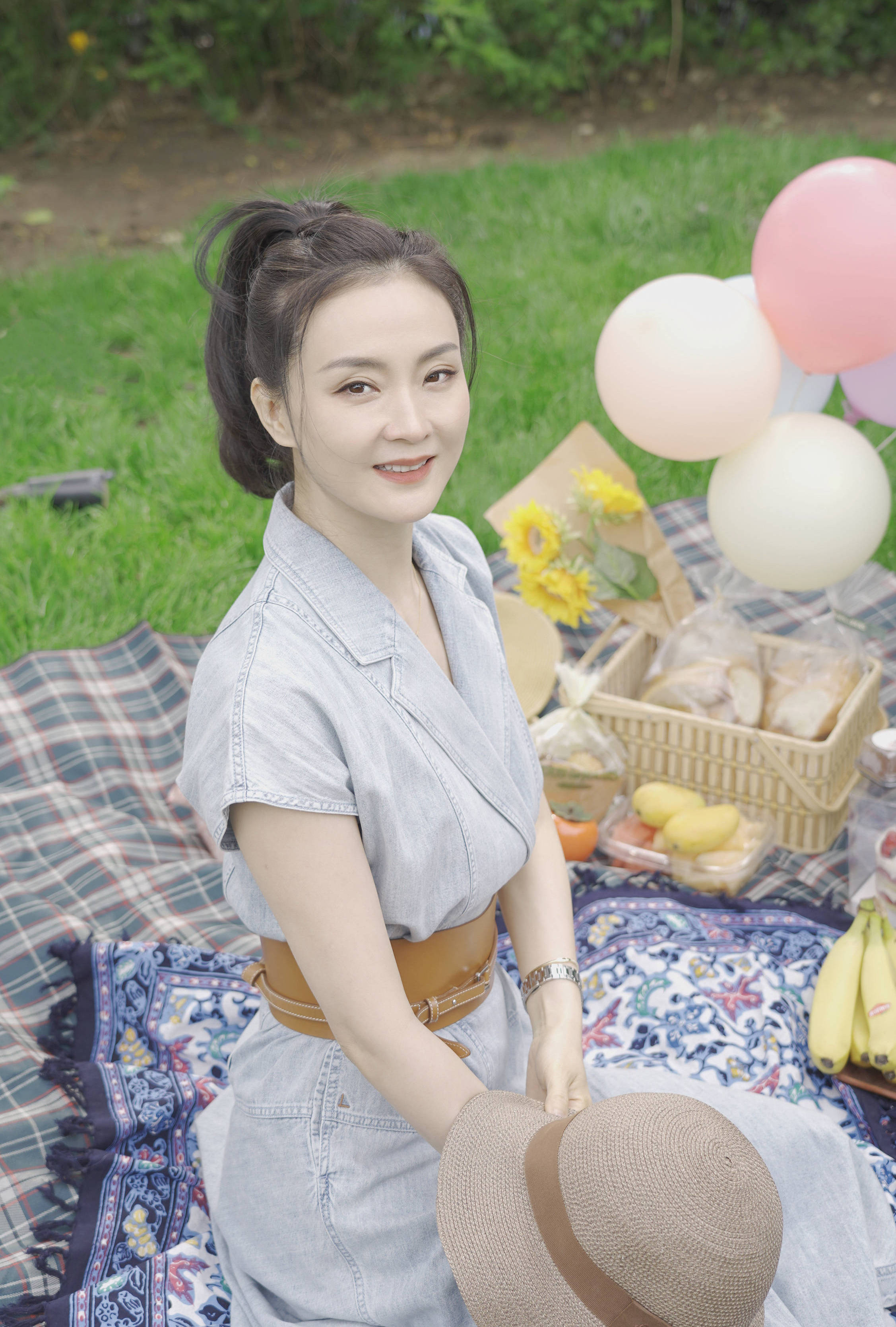 "晴格格"王艳分享夏日氛围感穿搭 笑容甜美状态好-蘑菇号