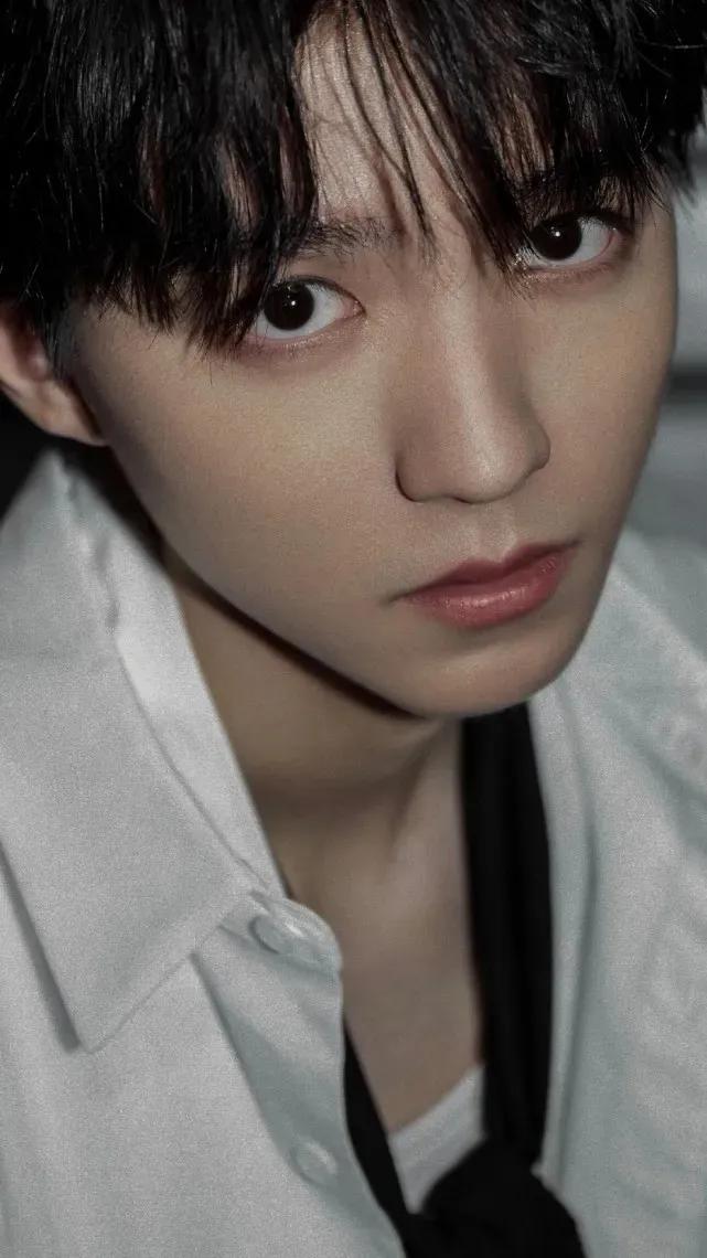 王俊凯易烊千玺王源高清壁纸，哪张壁纸最好看呢