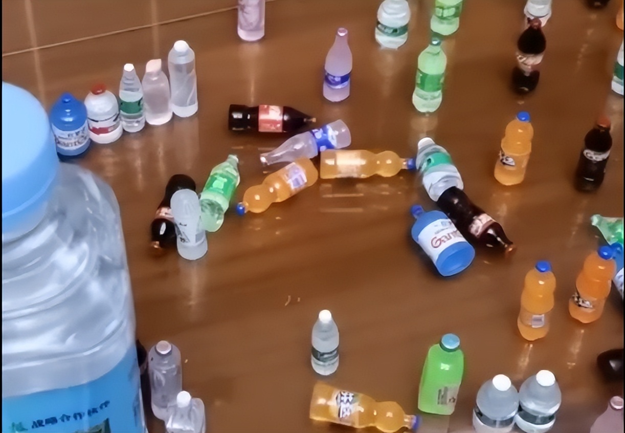 男子网购60瓶饮料9.9包邮，妻子拆开快递后傻眼：饮料瓶还没小拇指头肚大