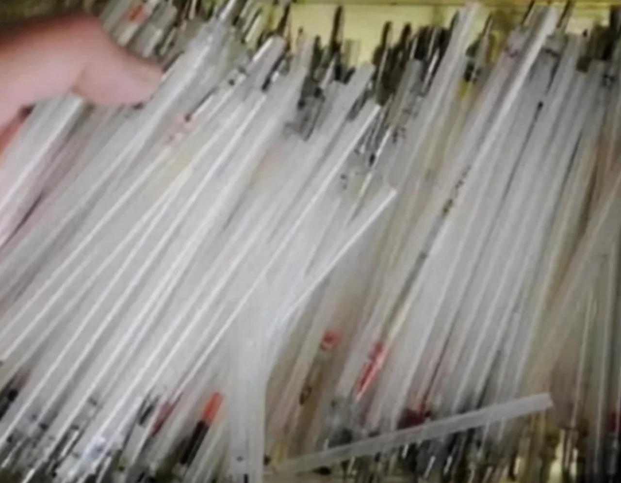 女儿考上清华大学，妈妈打扫女儿房间，意外看到一堆东西却沉默了