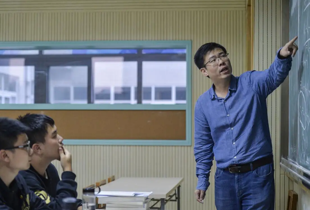 难怪教师备受青睐！985高校副教授晒出年薪，引发网友热议