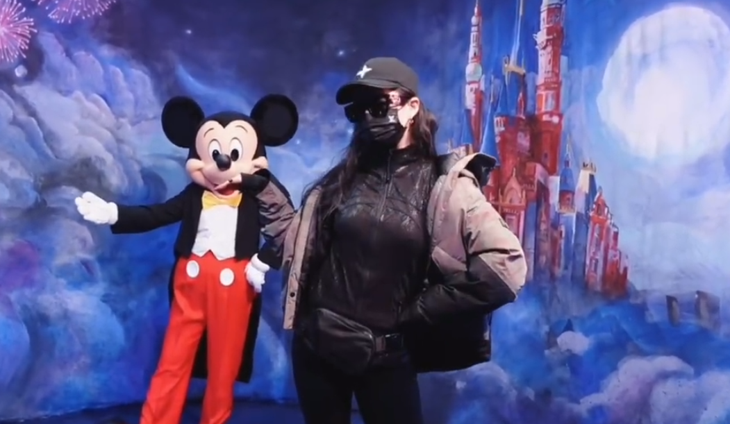 刘亦菲晒迪士尼游玩视频，神仙姐姐活力满满，肌肤细腻光滑颜值顶