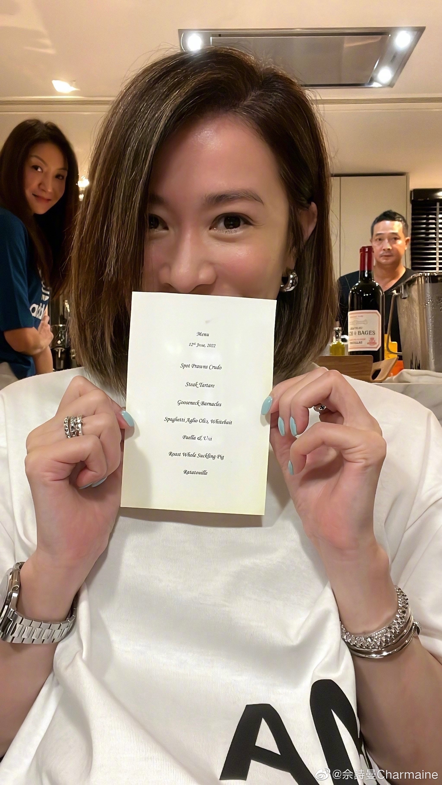 佘诗曼晒家宴无比奢华 桌上最珍贵的一盘被网友称为地狱美食引热议