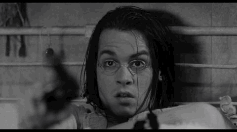 顶流巨星遭封杀？因家暴跌下神坛，还被质疑不会演戏，全靠服化道