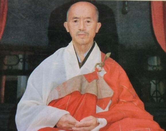 少林寺的“海灯法师”，77岁二指禅倒立成名，圆寂后徒弟道出真相