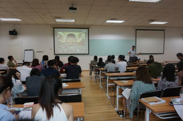 一张清华大学教师“偷拍照”，点醒众人，高贵是不把自己太当回事