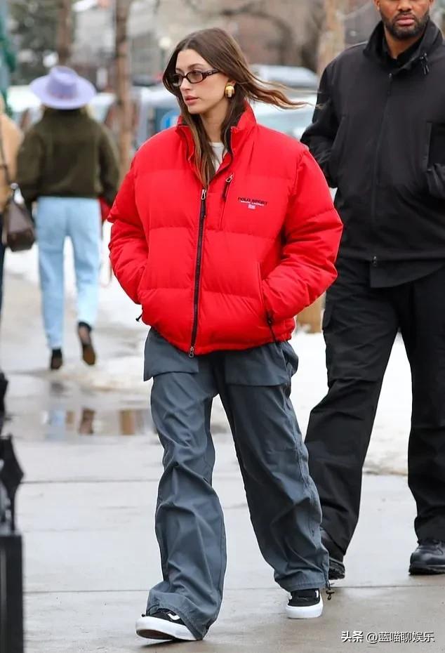 红棉袄怎么搭配好(海莉·比伯以红色棉袄搭配工装裤的冬季风格开启了今年的时尚之旅)