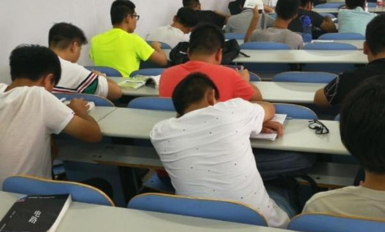 大学生毕业难度加大，2022年或将实行，学生提前了解有好处