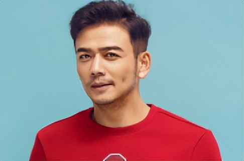 杨烁：从红极一时到被万人嘲讽，成也“小包总”，败也“小包总”