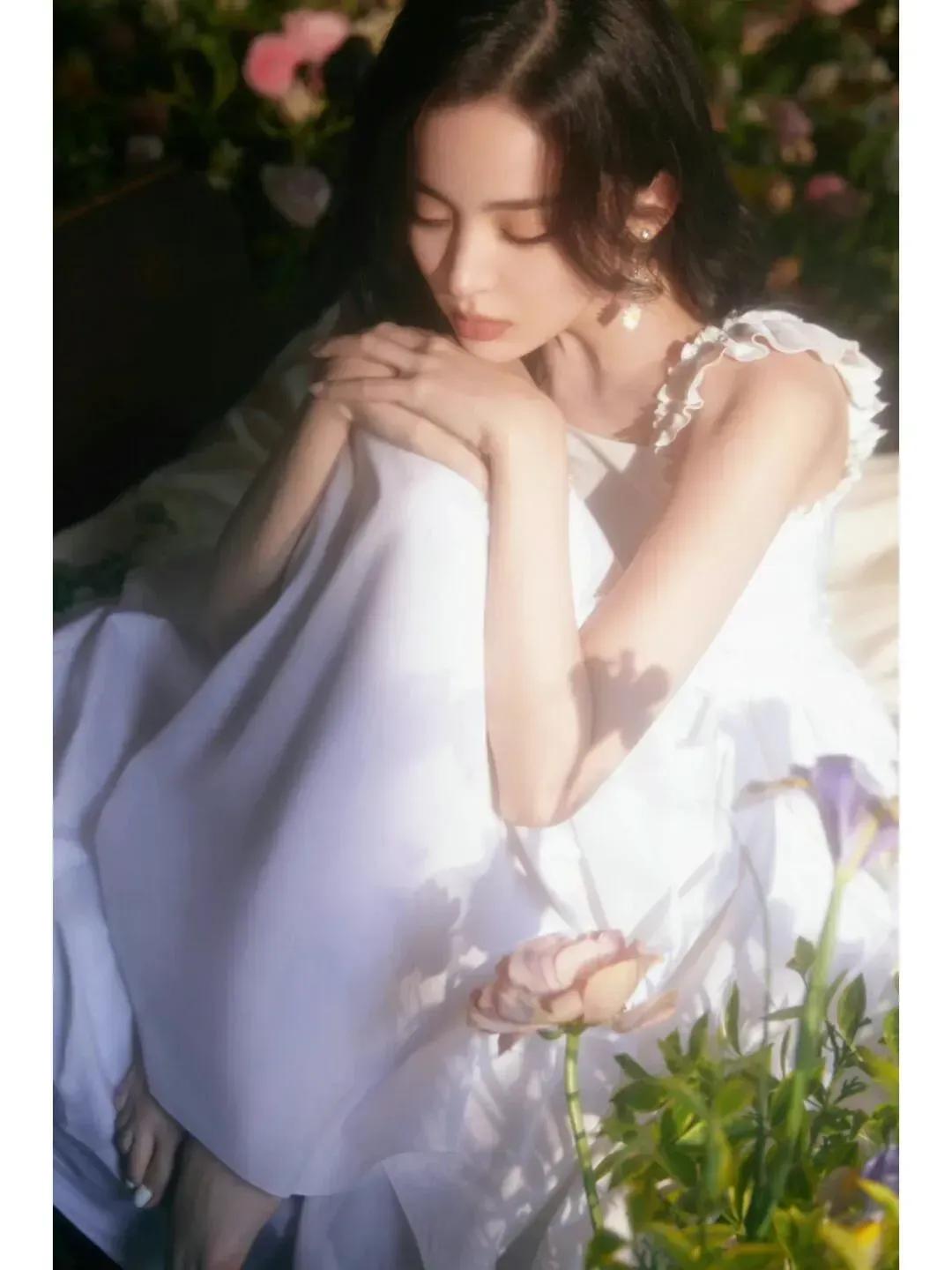 古力娜扎穿初恋白吊带裙，让人无法拒绝的纯美，汇聚仙气与活力