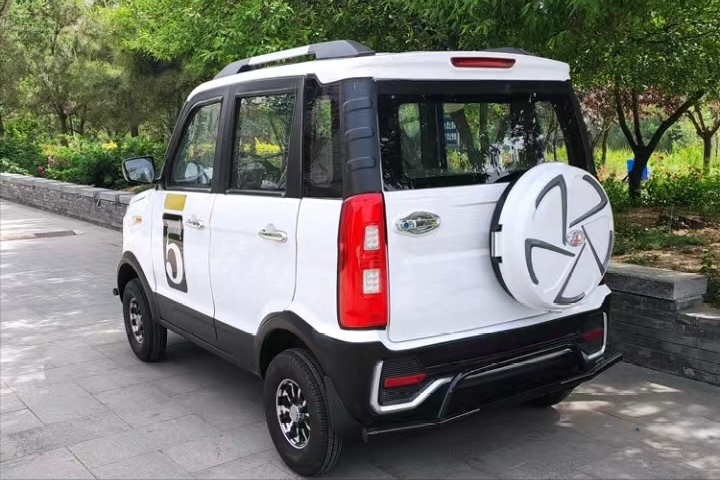 全封闭油电四轮车价格2款四轮老年代步车