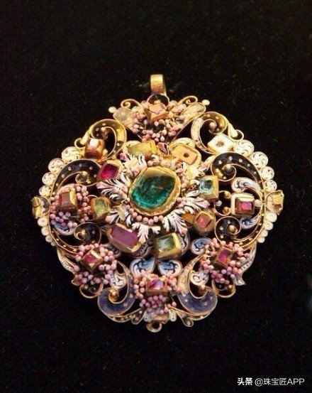 这种奢华浮夸的宫廷风珠宝,凭什么一直经典