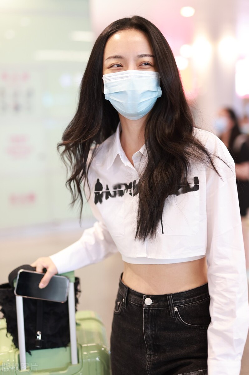 街拍：李莎旻子白色字母印花衬衫+破洞阔腿牛仔裤+拖鞋随性休闲