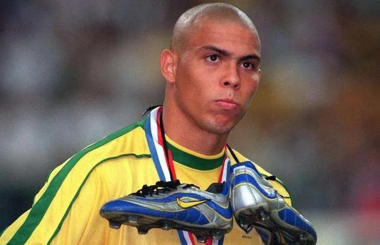 大罗(1976生,前锋),足坛"外星人",钟摆式过人登峰造极者,金嗓子喉宝