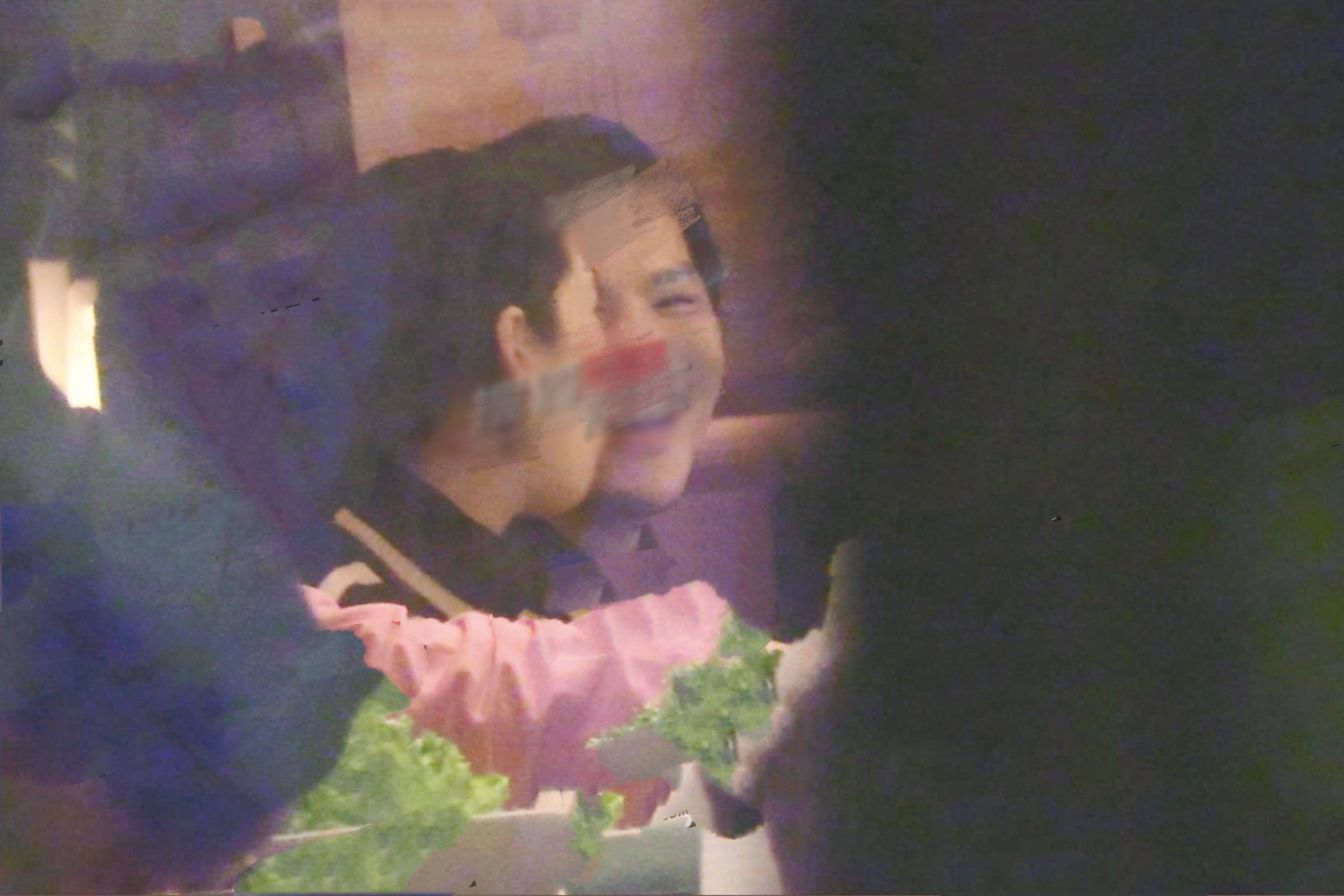 向太一家五口外出就餐，郭碧婷向佐牵手走出，女儿扎冲天辫萌态足