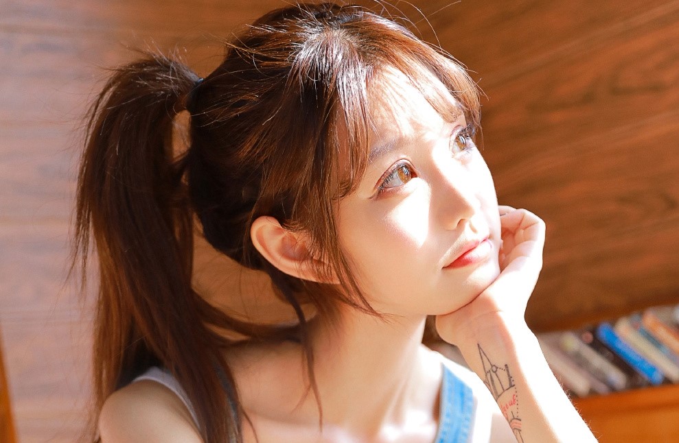 初次送女孩子礼物该送什么合适（女生接受你送的礼物说明什么）