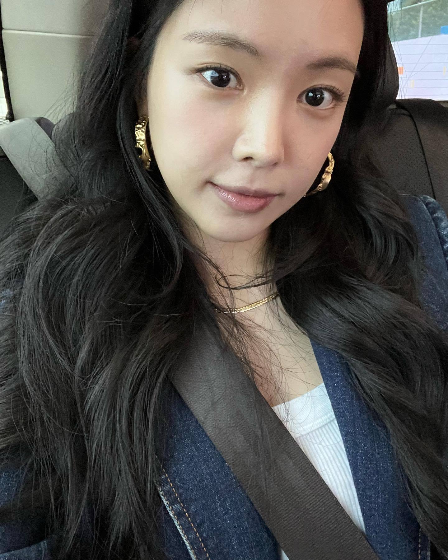 炫耀"零脂肪身材",孙娜恩晒美照,即使特写也毫不屈