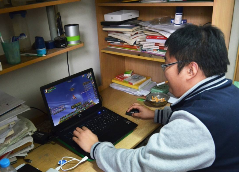 大学生放假后整日打游戏，家长怒斥太颓废，看到鼠标垫后没脾气了