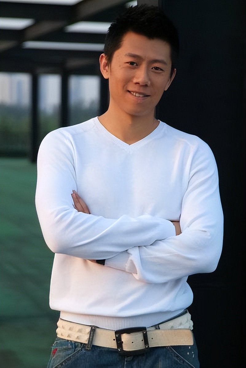 夏雨：与离异父母有隔阂，与高圆圆传绯闻，娶到袁泉三生有幸