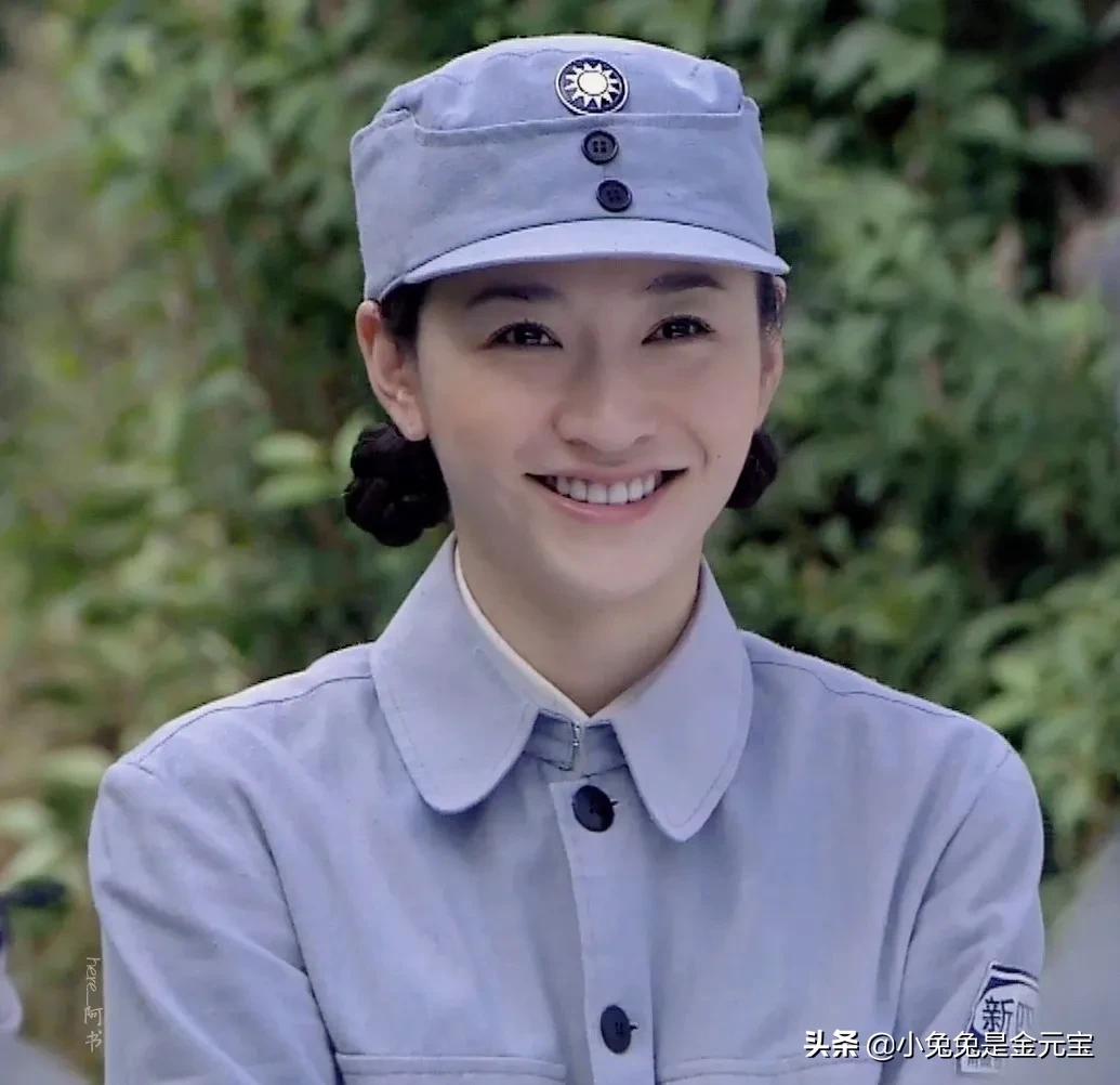 穿军装的李小冉 笑起来好可爱