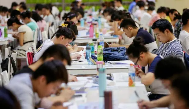 听上去像“铁饭碗”的岗位，真实身份却并非如此，学生慎重报考