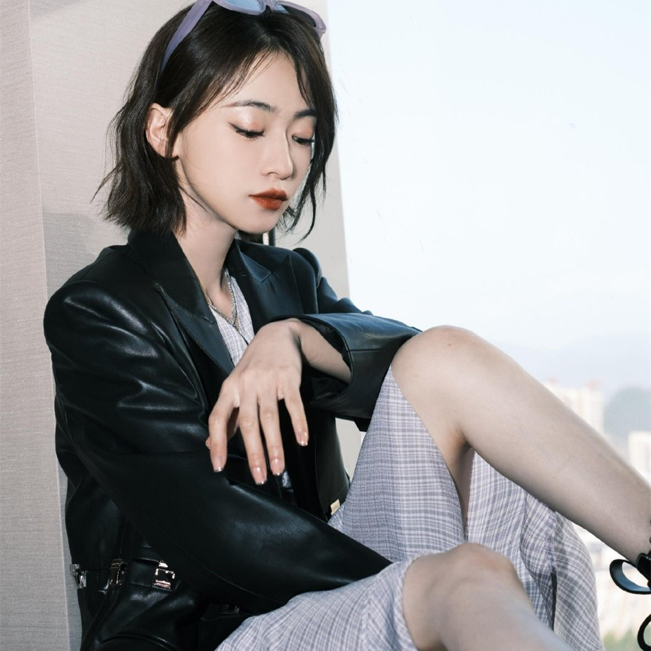 吴谨言晒窗边六宫格随拍 穿黑西装搭配马丁靴酷飒有气场 ​​​