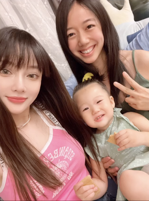 李小璐懒理新恋情传闻，晒照回顾2021，母女拍故宫写真温情满满