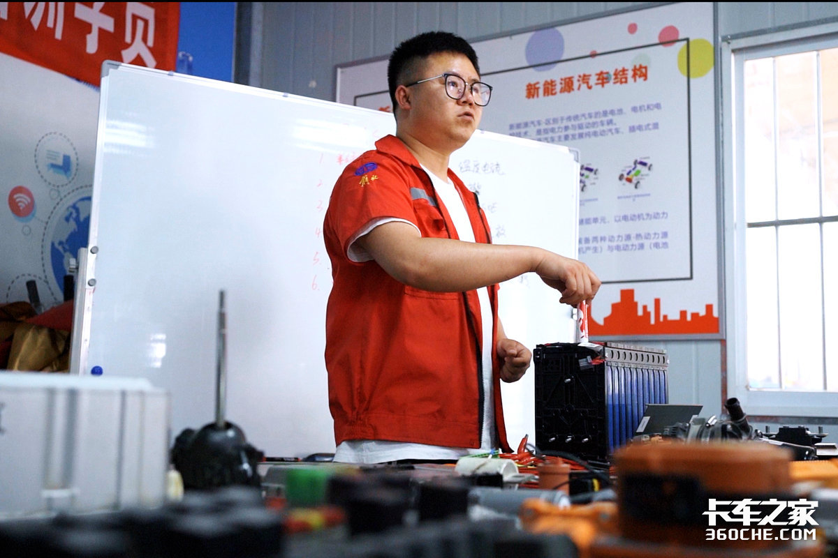 解放轻卡人物传，29岁成为维修部主任，开挂的人生是什么体验？