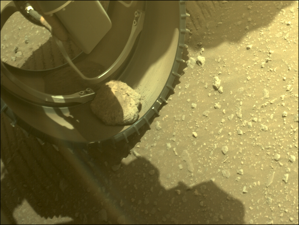 NASA毅力号遇到麻烦了，一块石头牢牢卡在轮子上，甩都甩不掉
