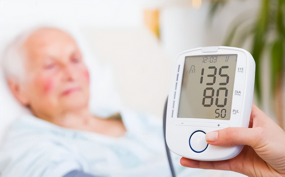 老年高血壓患者應警惕冠心病“偷襲”，注意日常防治