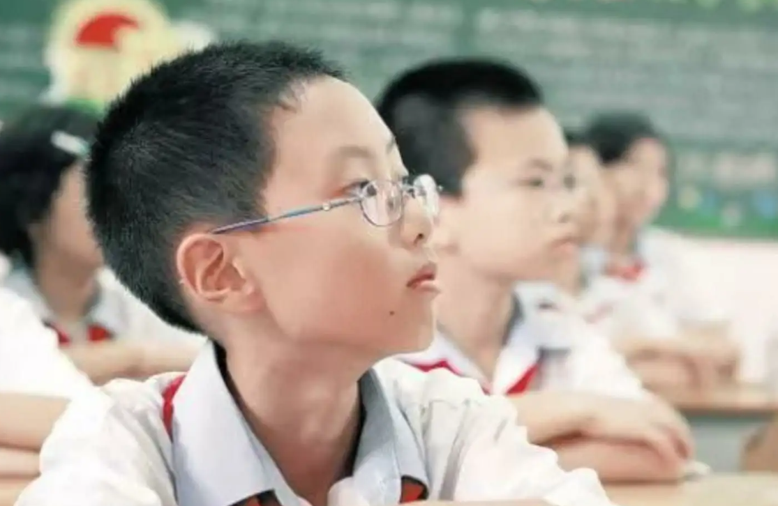 “视力不好也受歧视”？这4个专业近视眼尽量避开，成绩好也不行